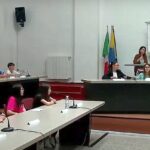 Una seduta del Consiglio comunale dei ragazzi. Si chiede la modifica aggiungendo anche il genere "ragazze"