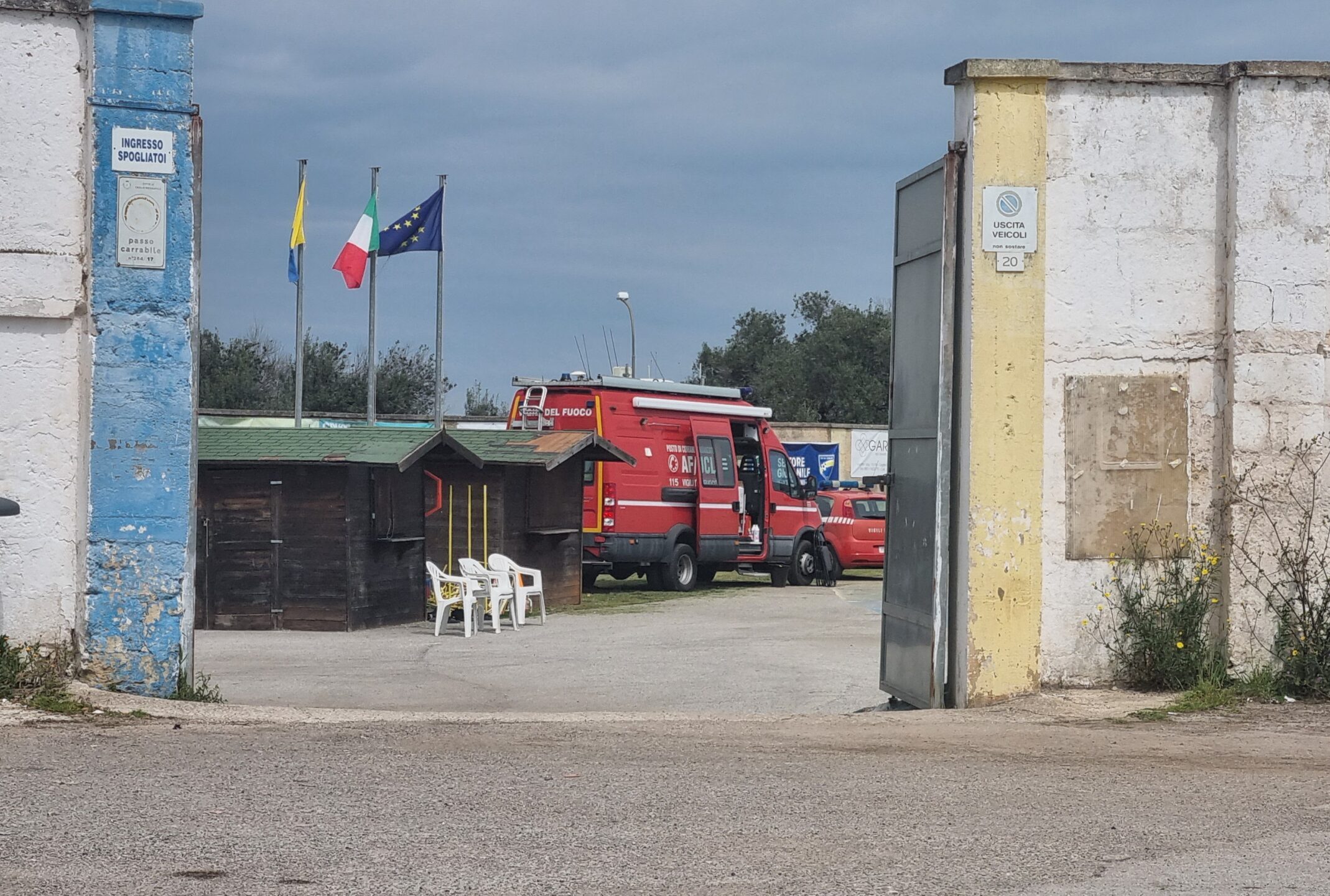 Il "campo mobile" di vigili del fuoco e Protezione civile attivato all'interno dello stadio di Ceglie