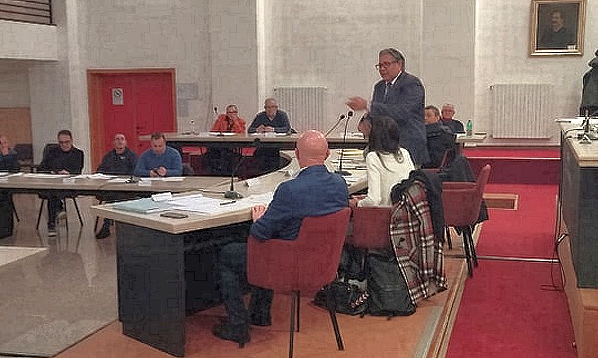 Il sindaco Angelo Palmisano in una seduta del Consiglio comunale