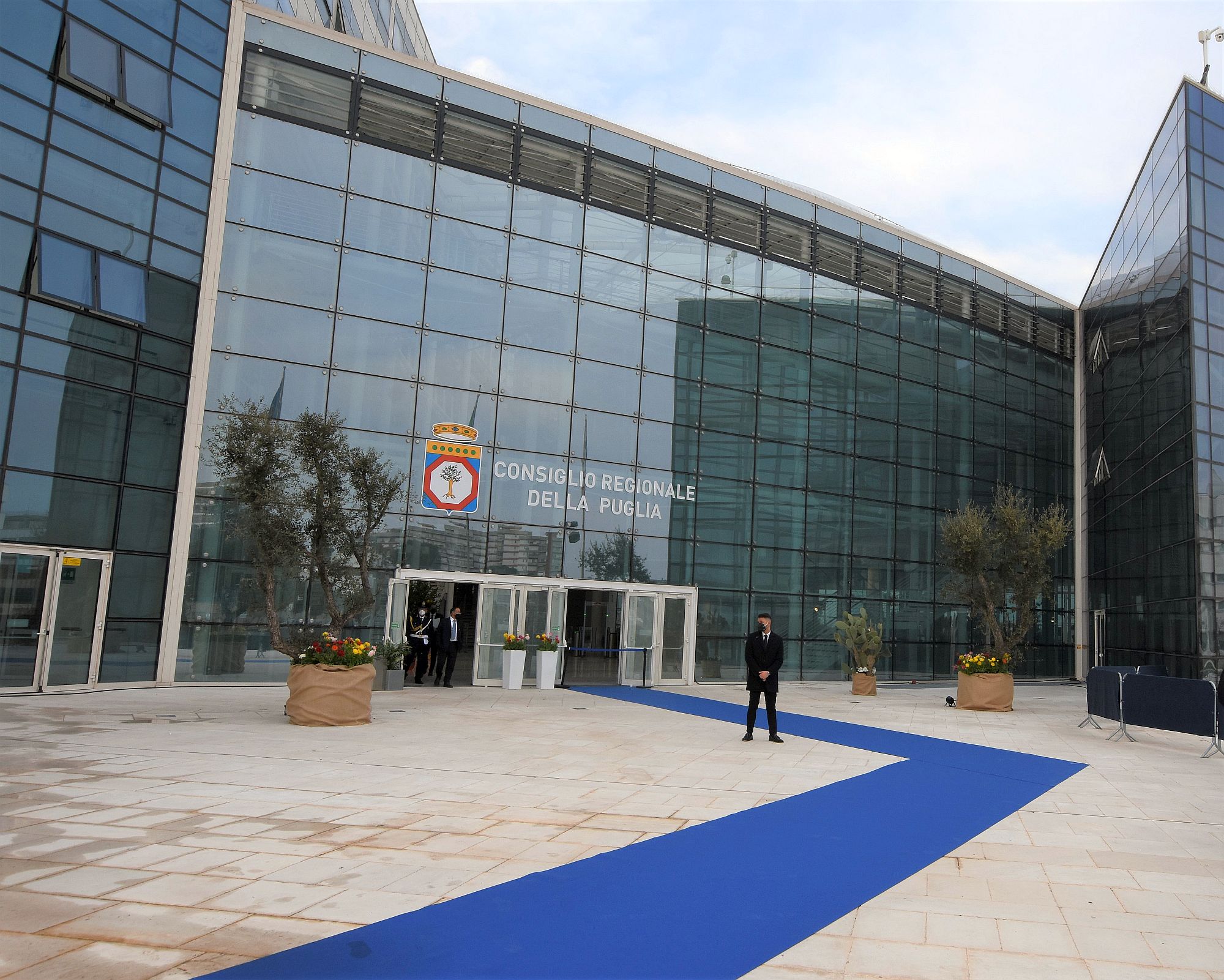 La sede della Regione Puglia. Chiesta l'impugnazione del decreto sicurezza emanato dal governo