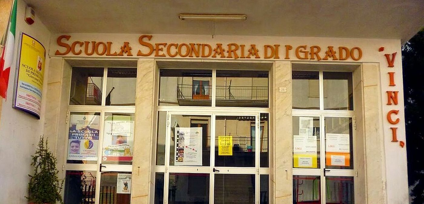L'ingresso della scuola secondaria "Vinci" di Ceglie Messapica