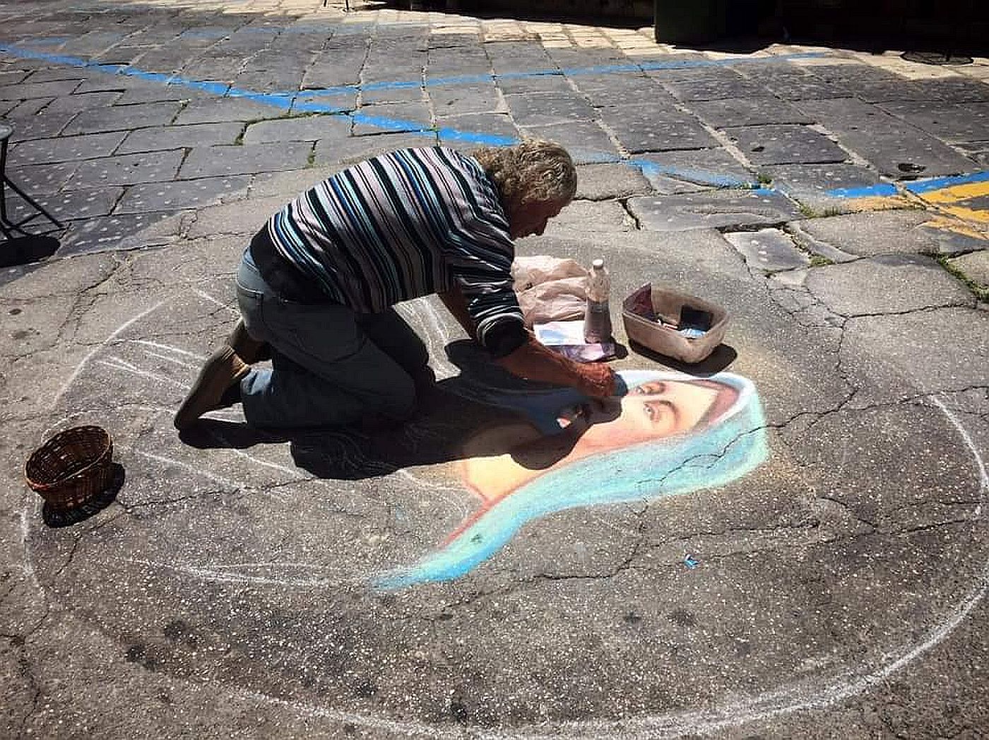 Il madonnaro Leonardo Vitale mentre disegna un'opera. A Oria un raduno a lui dedicato
