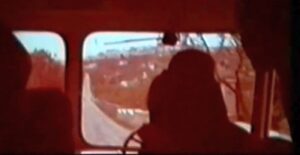 Un frame del film del 1965. Dal pullman di turisti si intravede la strada da Ostuni con lo scorcio di Ceglie