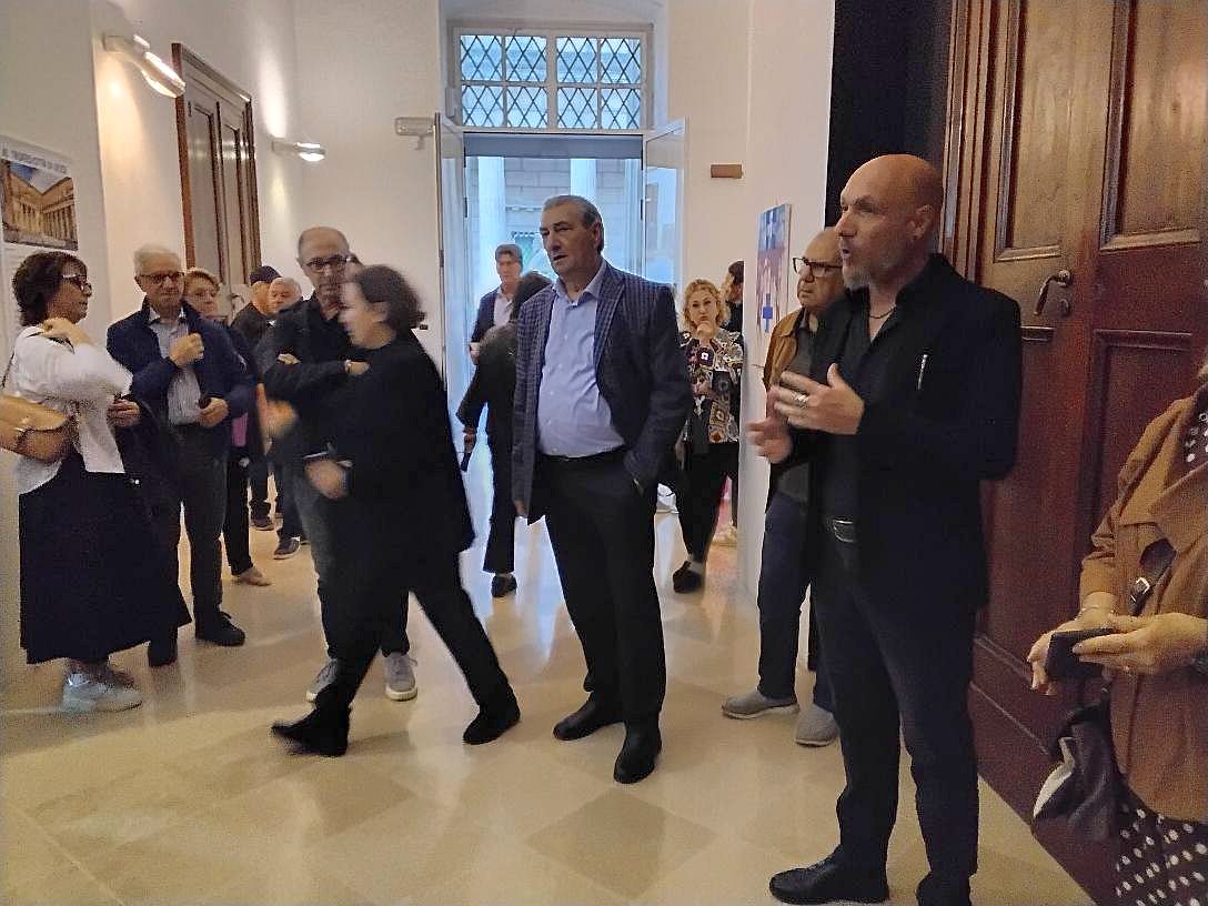 L'inaugurazione del consorso di pittura "Città di Lecce" organizzato dal cegliese Antonio Convertino