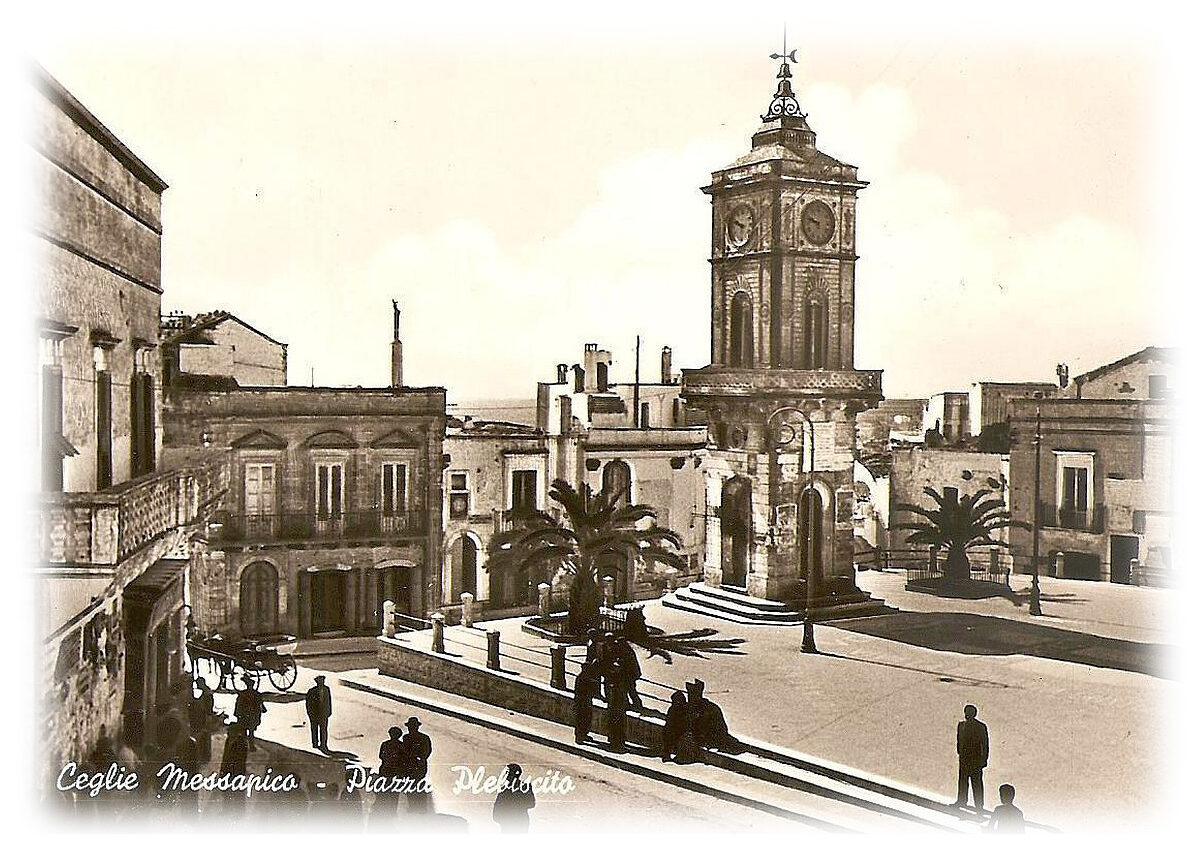 Piazza Plebiscito a Ceglie Messapia, in una foto del secolo scorso. Visibile un carretto all'inizio di via Dante