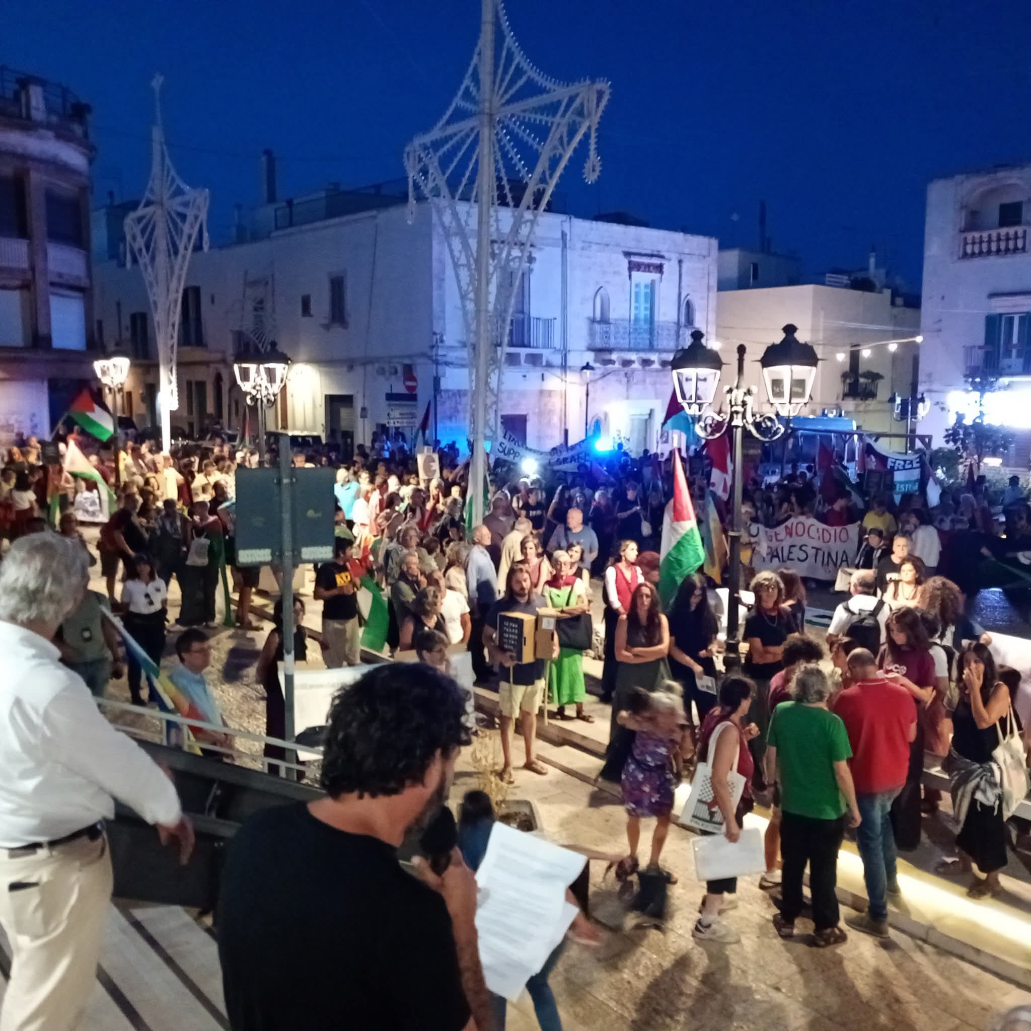 La manifestazione pro Palestina a Ceglie, mentre poco lontano iniziava "La Piazza"