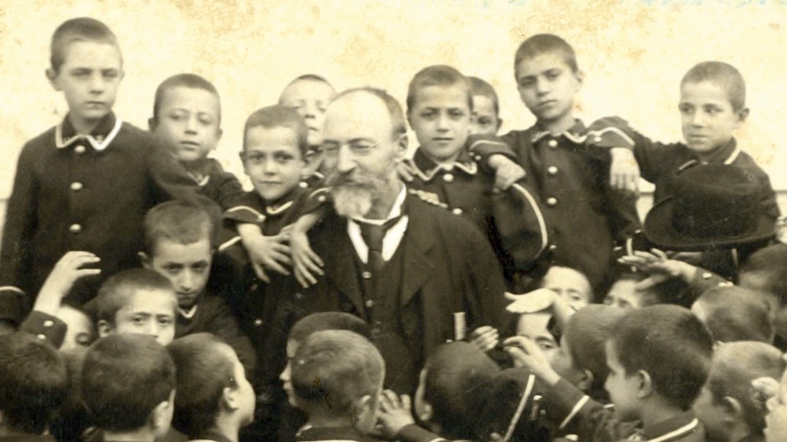 Bartolo Longo, l'avvocato degli ultimi, insieme ai suoi ragazzi. Domenica sarà Santo