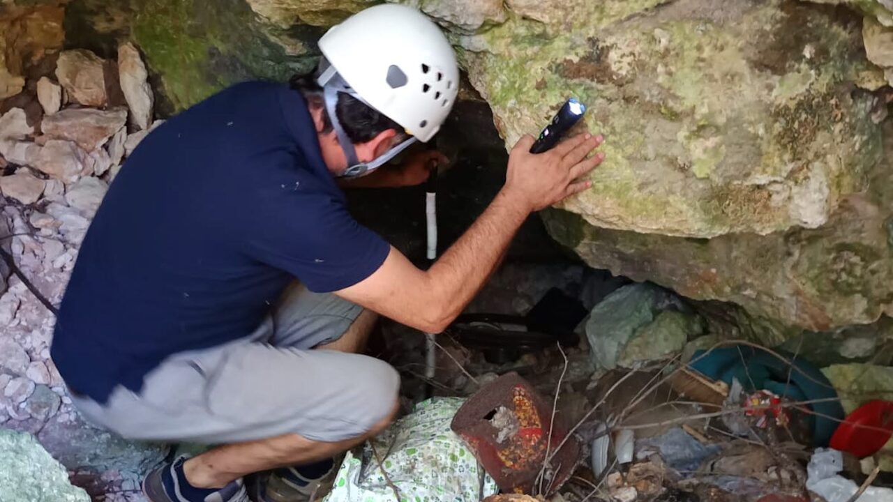Scoperta la grotta-discarica