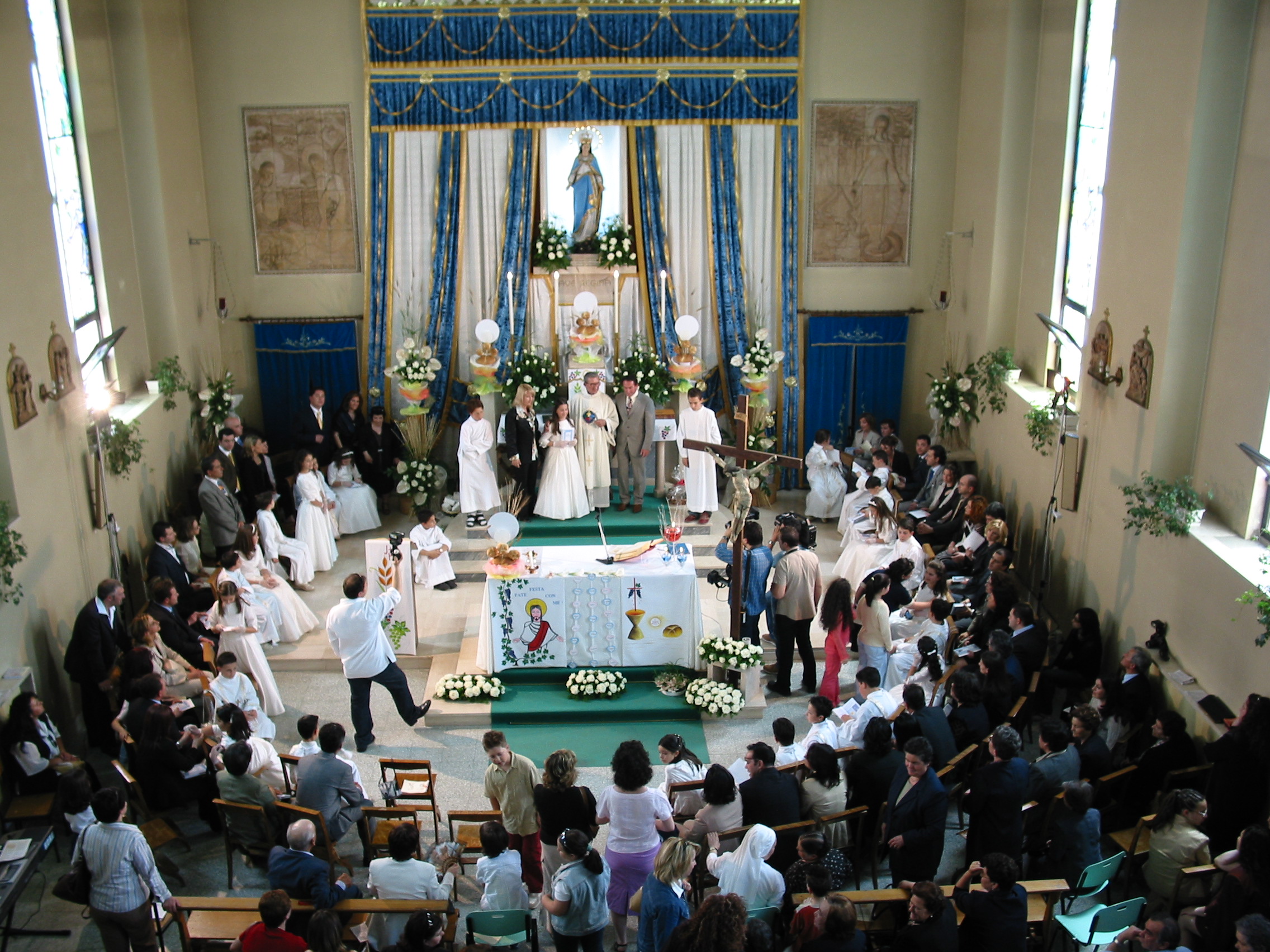 Una cerimonia religiosa nella vecchia chiesa Don Guanella, parrocchia "Maria Immacolata"