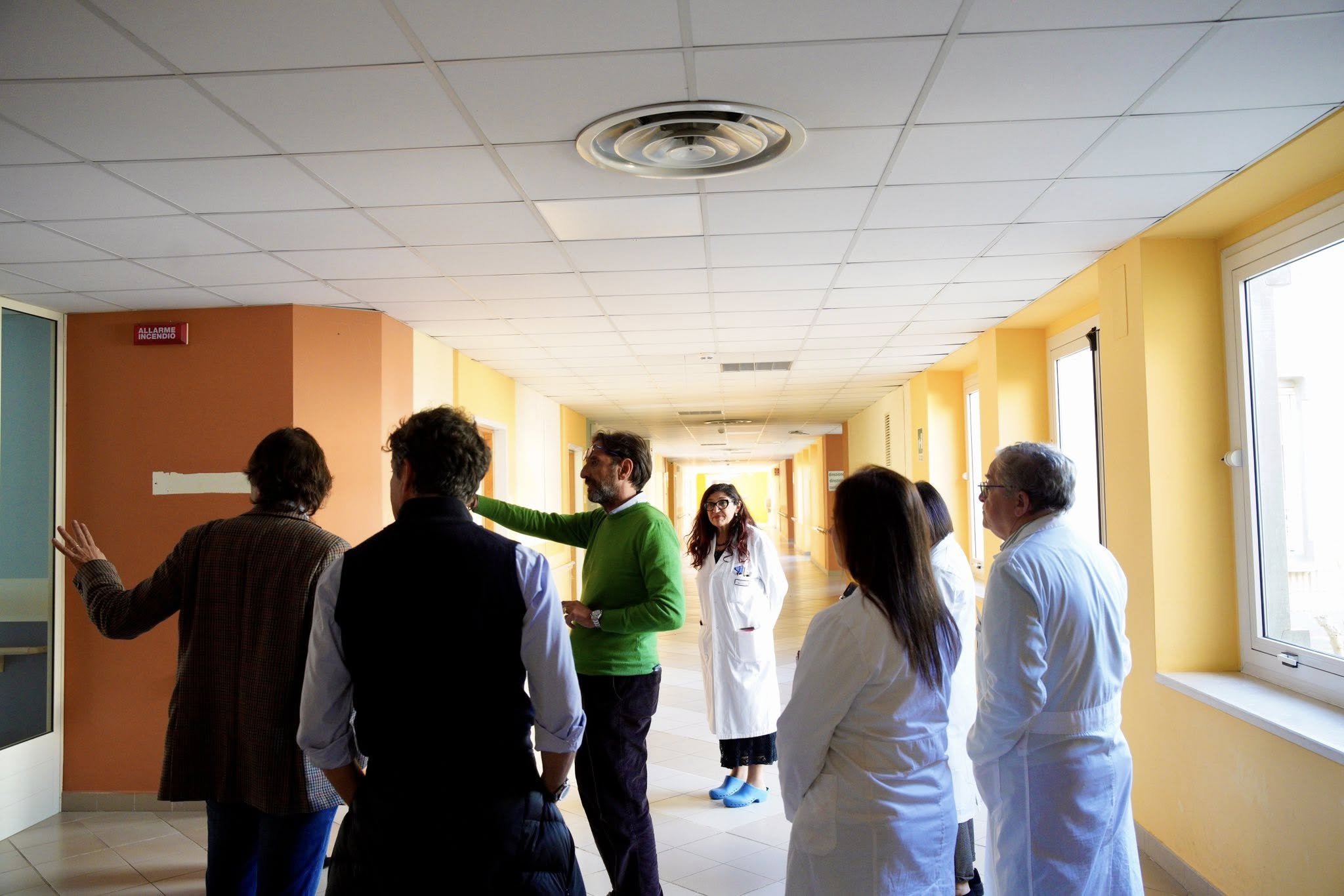 Il professor Andrea Santamato, ordinario di Medicina Fisica e Riabilitativa, con alcuni collaboratori nella struttura di Ceglie