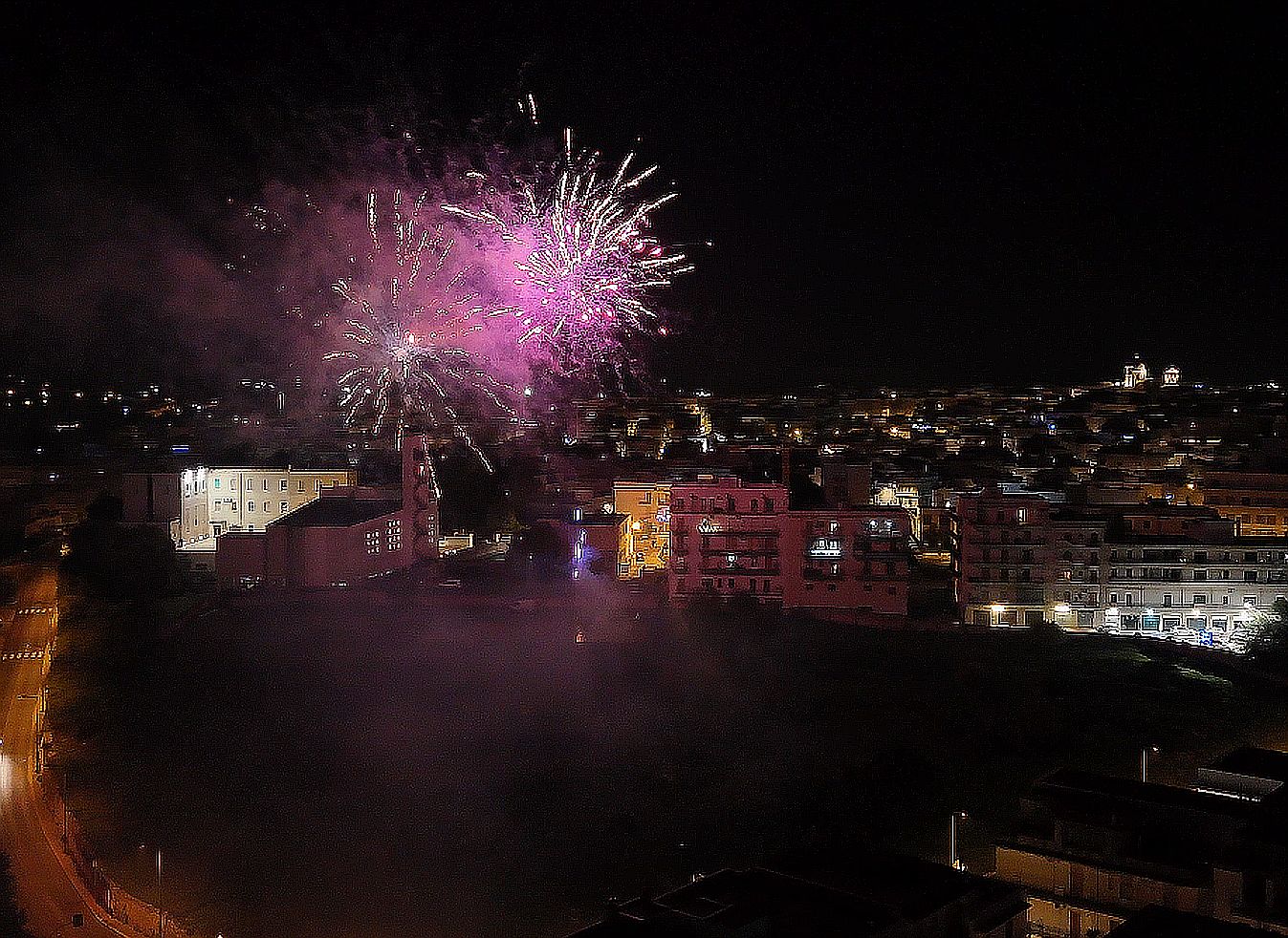 Lo spettacolo dei fuochi d'artificio a conclusione delle festa dell'Immacolata a Ceglie Messapica