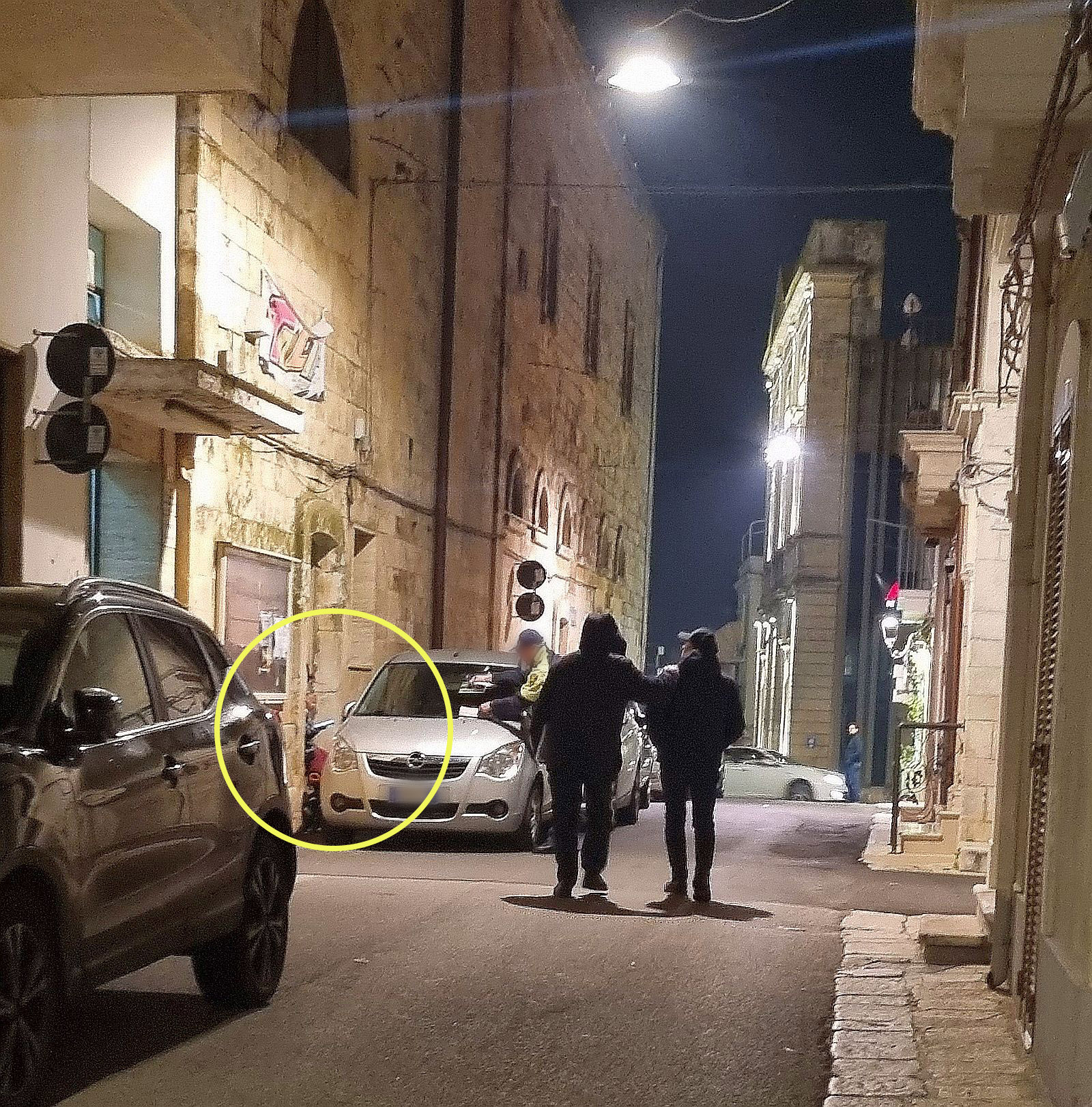 L'auto parcheggiata dinanzi un ingresso della chiesa e, nel cerchio, il disabile bloccato