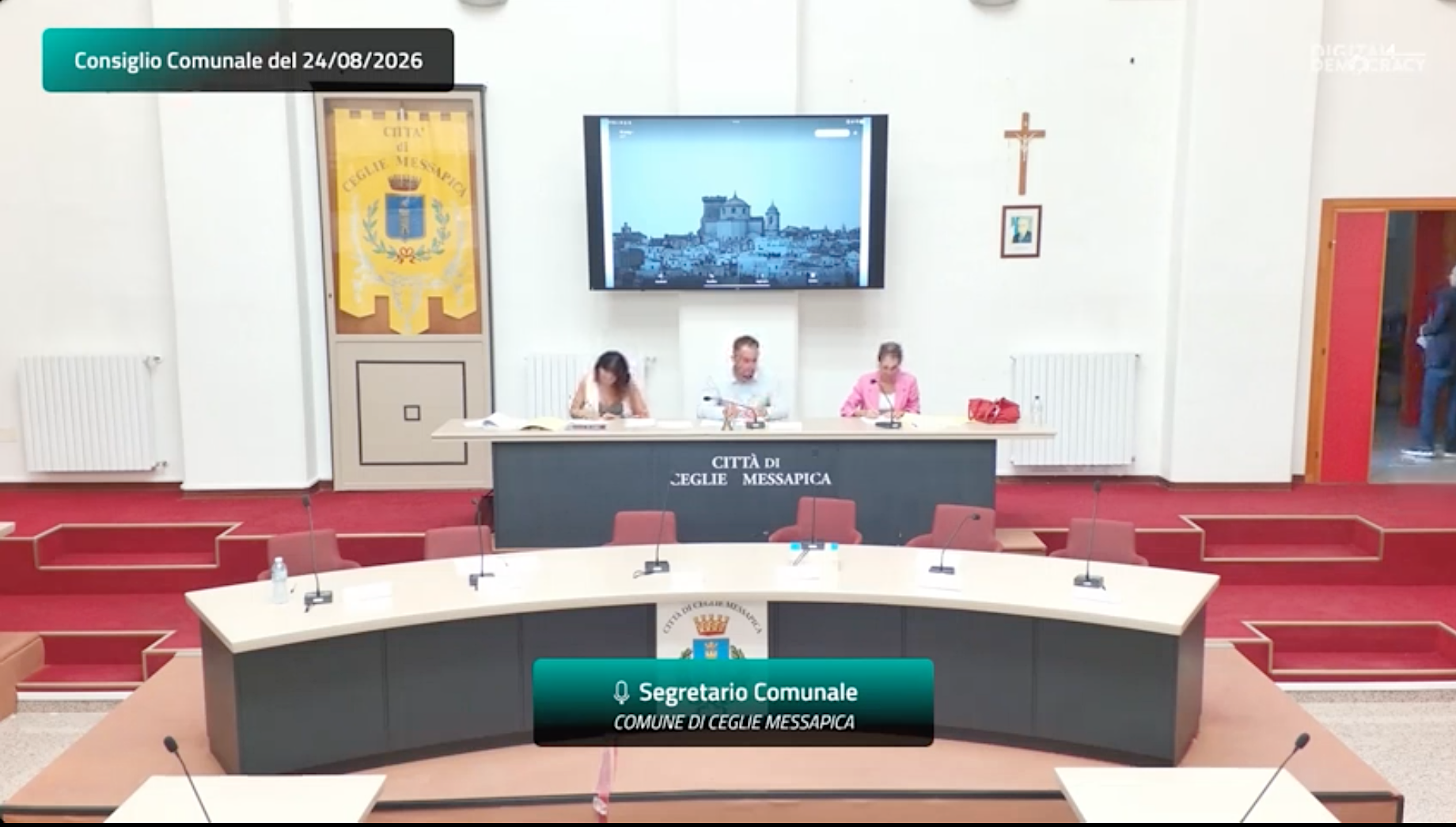 I banchi vuoti dell'amministrazione comunale dopo l'abbandono del Consiglio comunale
