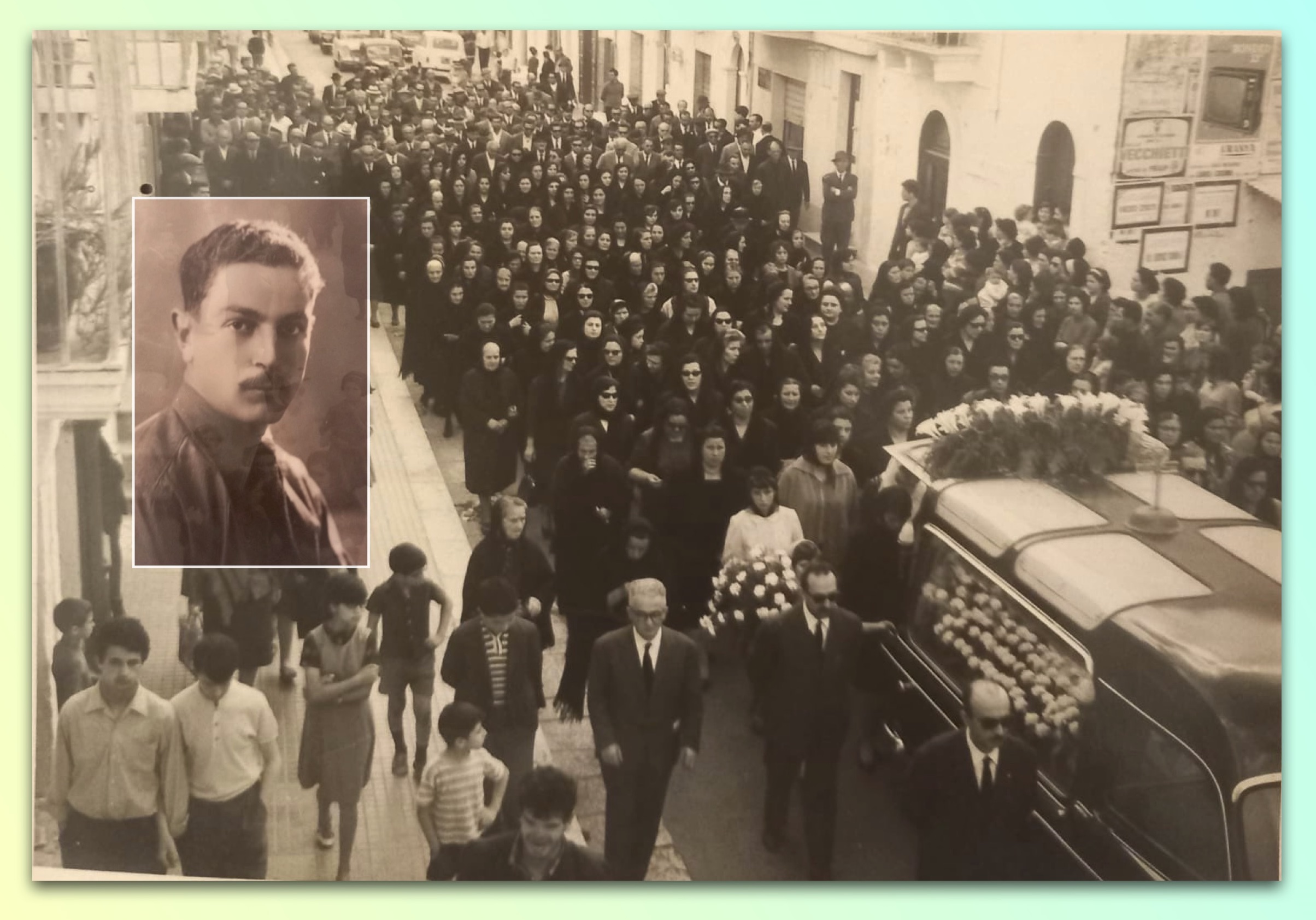 Il rientro a Ceglie Messapica nel 1965 delle spoglie del s.tenente Vincenzo Esposito. Il corteo funebre mentre percorre via San Rocco: alla destra del feretro il prof Donato Suma, alla sua destra il poeta Pietro Gatti, cognato dell’ufficiale morto in guerra