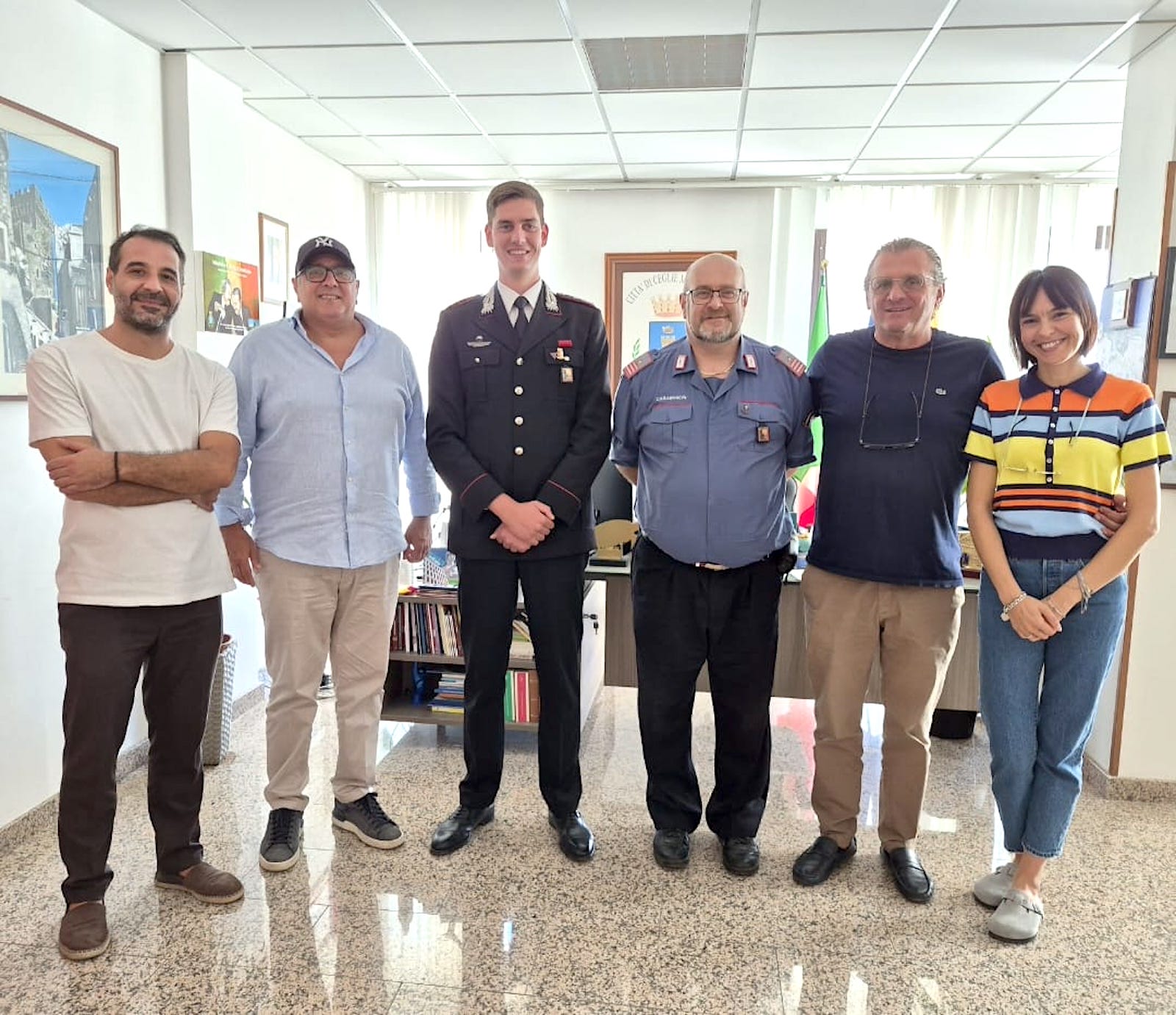 il capitano dei Carabinieri Alessandro Contente con il sindaco Angelo Palmisano e l'amministrazione comunale di Ceglie Messapica