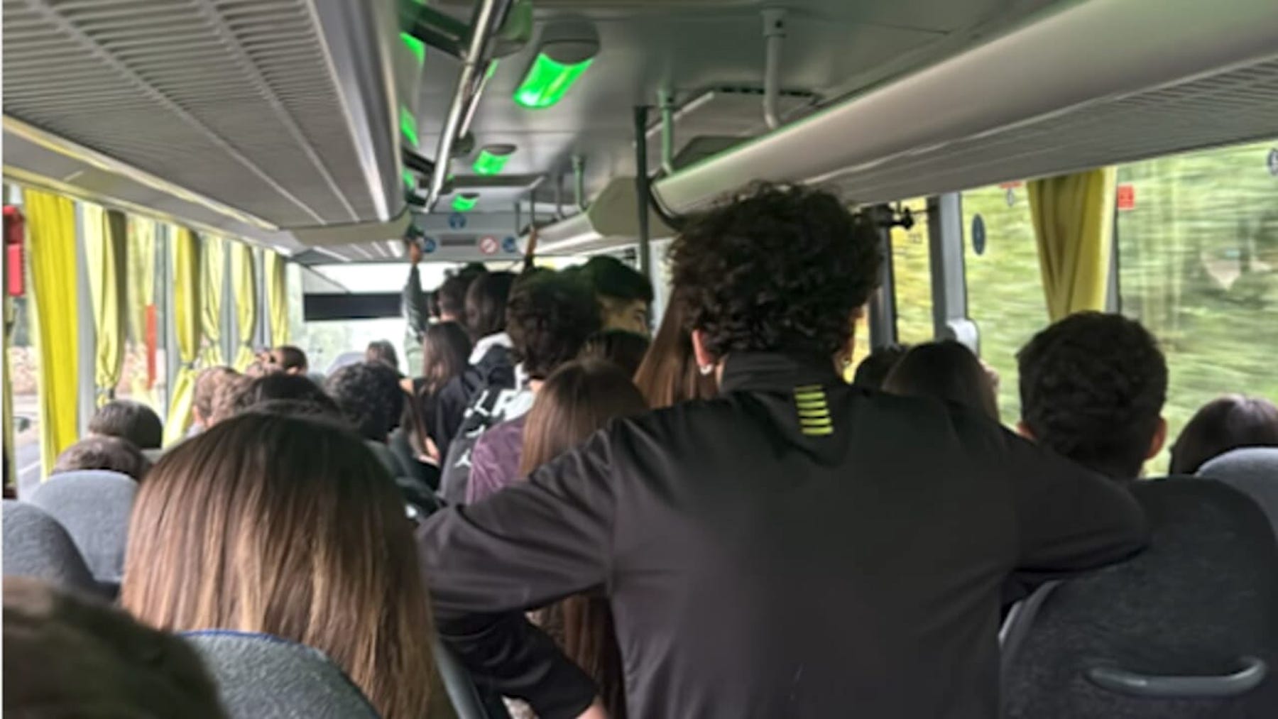Studenti ammassati nei pullman che ogni giorno trasportano i ragazzi a scuola