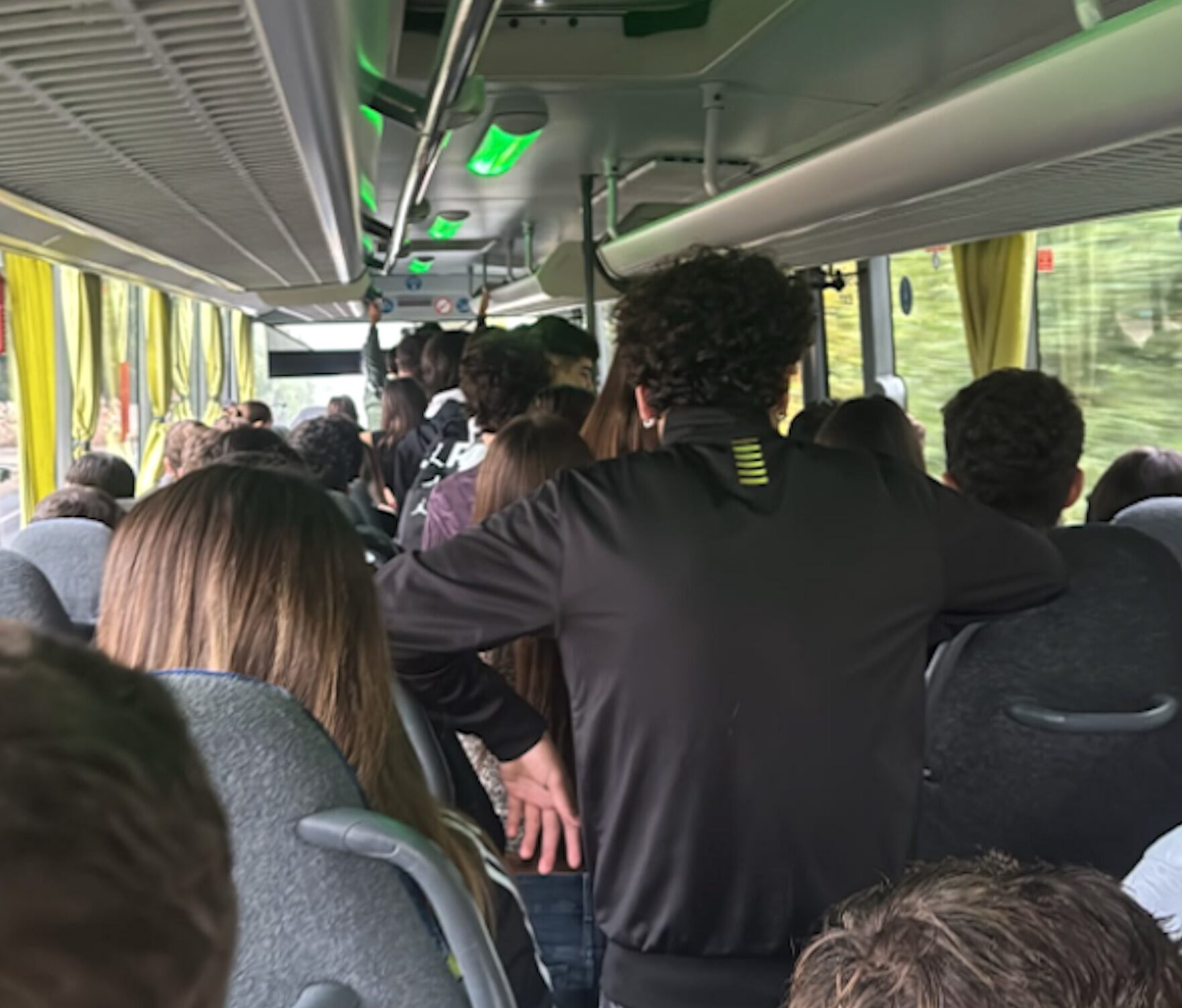 Gli studenti ammassati sull'autobus che da Ceglie conduce a Ostuni