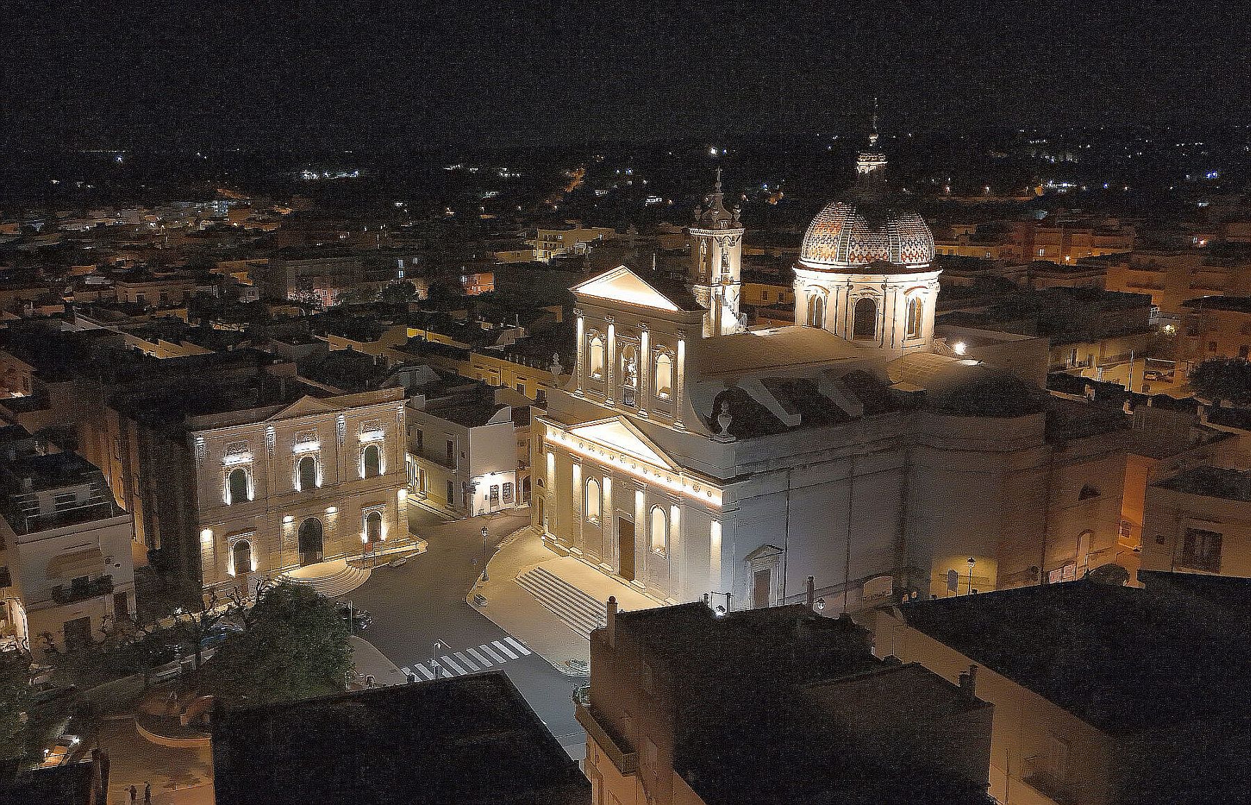 Il teatro di Ceglie Messapica accanto alla chiesa di san Rocco